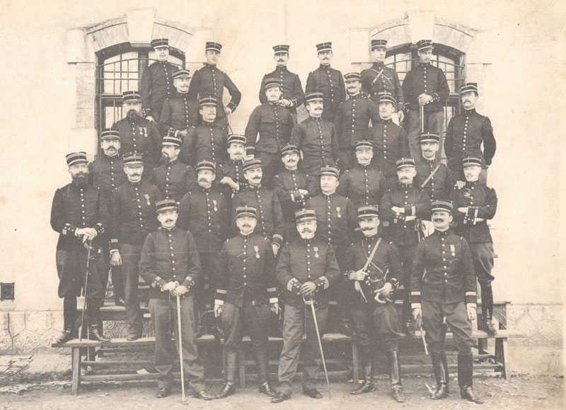 Les officiers du 7eme BCA entourent le commandant de Carbonnier de Marzac en 1902